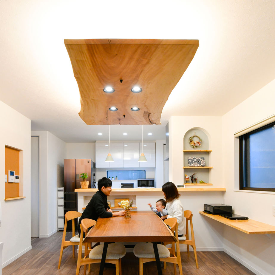 天然木の家　HODAKA 一級建築士事務所 【狭小敷地20坪/3階建て】2階リビングや調湿機能の壁などこだわり満載。天然木の天井が自慢の家の建築実例画像2