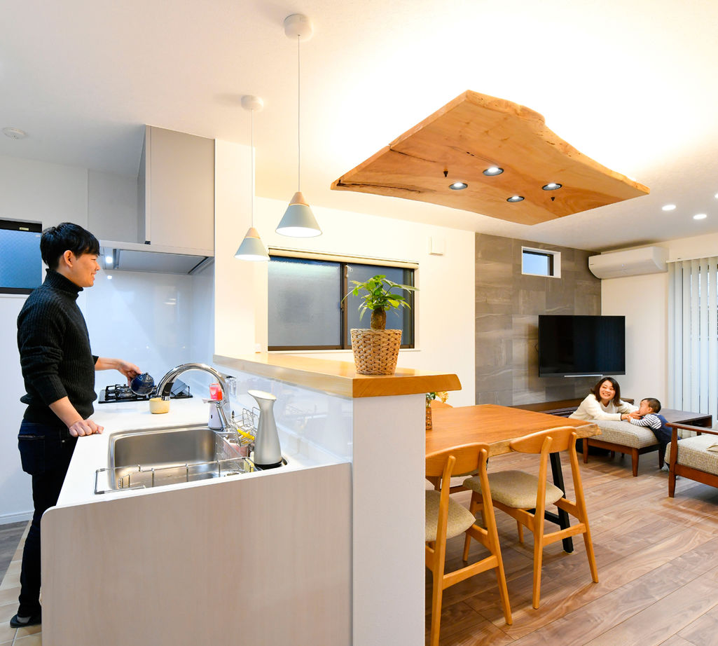 天然木の家　HODAKA 一級建築士事務所 【狭小敷地20坪/3階建て】2階リビングや調湿機能の壁などこだわり満載。天然木の天井が自慢の家の建築実例画像3