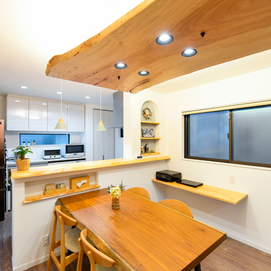 天然木の家　HODAKA 一級建築士事務所 【狭小敷地20坪/3階建て】2階リビングや調湿機能の壁などこだわり満載。天然木の天井が自慢の家の建築実例画像4