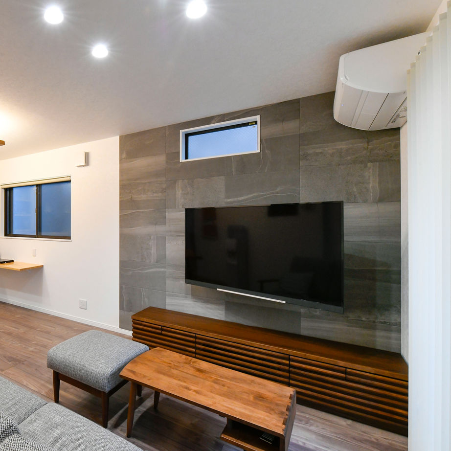 天然木の家　HODAKA 一級建築士事務所 【狭小敷地20坪/3階建て】2階リビングや調湿機能の壁などこだわり満載。天然木の天井が自慢の家の建築実例画像5