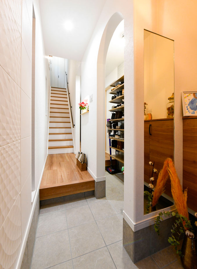 天然木の家　HODAKA 一級建築士事務所 【狭小敷地20坪/3階建て】2階リビングや調湿機能の壁などこだわり満載。天然木の天井が自慢の家の建築実例画像6