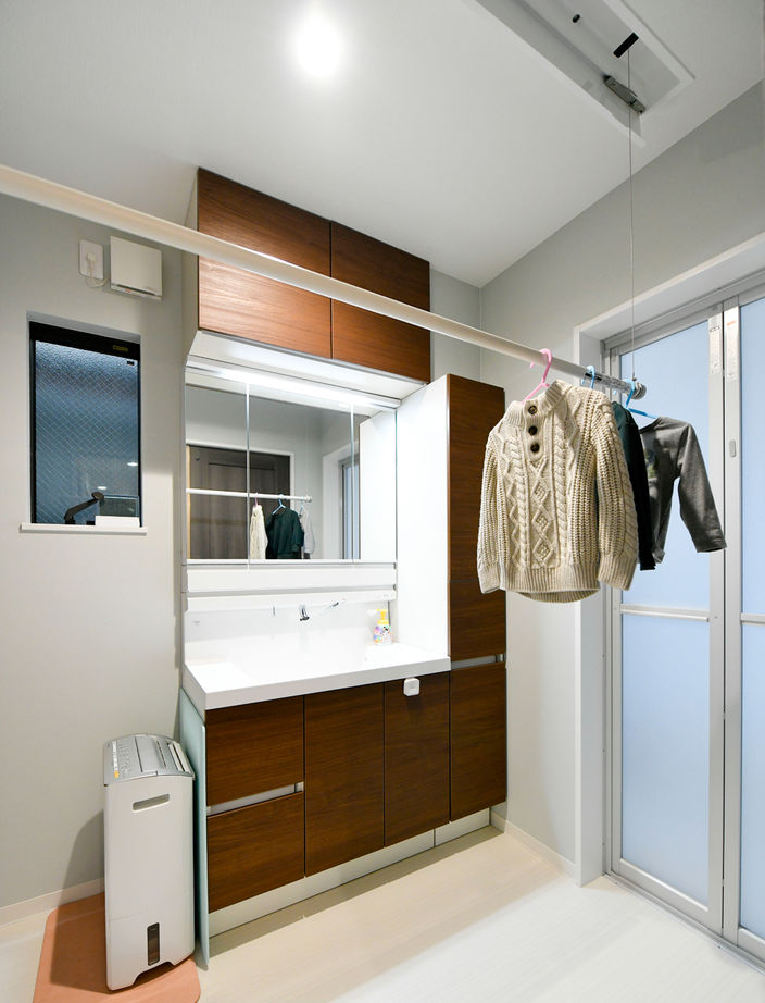 天然木の家　HODAKA 一級建築士事務所 【狭小敷地20坪/3階建て】2階リビングや調湿機能の壁などこだわり満載。天然木の天井が自慢の家の建築実例画像7