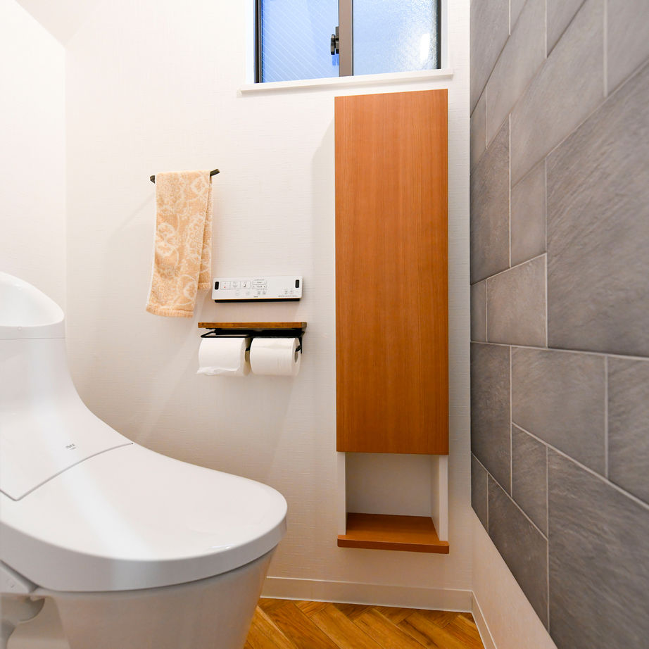 天然木の家　HODAKA 一級建築士事務所 【狭小敷地20坪/3階建て】2階リビングや調湿機能の壁などこだわり満載。天然木の天井が自慢の家の建築実例画像8