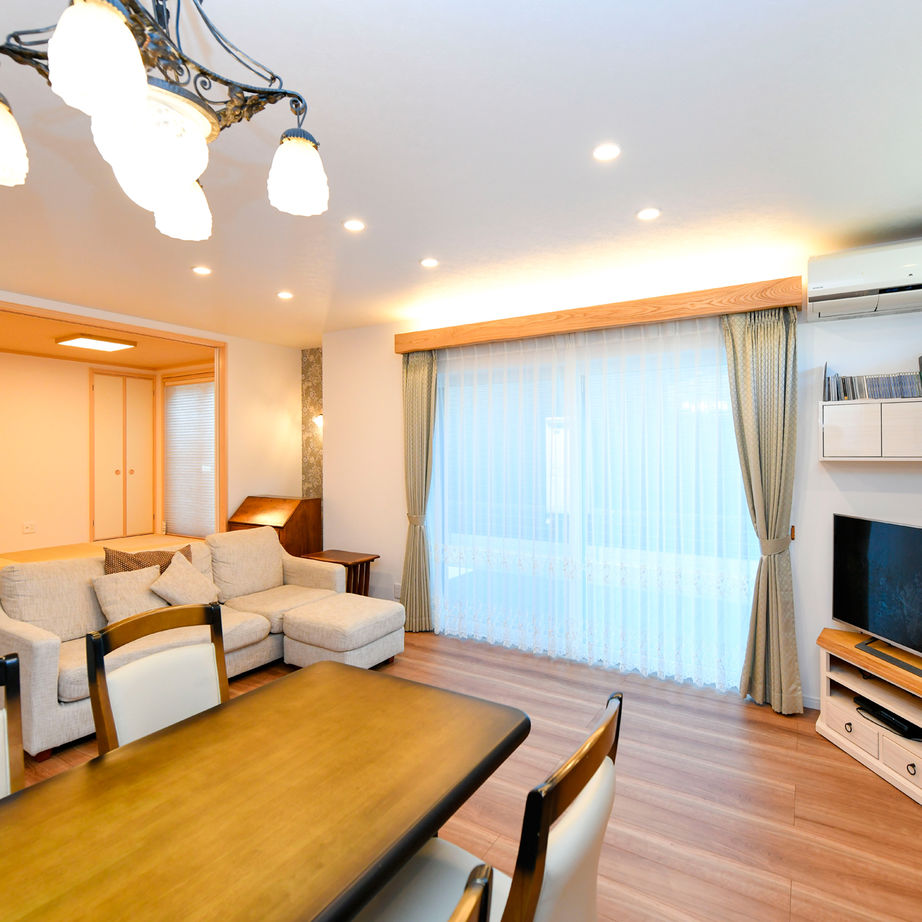 天然木の家　HODAKA 一級建築士事務所 洋風家具やアンティーク調インテリアに調和する天然木を使ったフレンチハウス。土地から紹介/30代の建築実例画像2