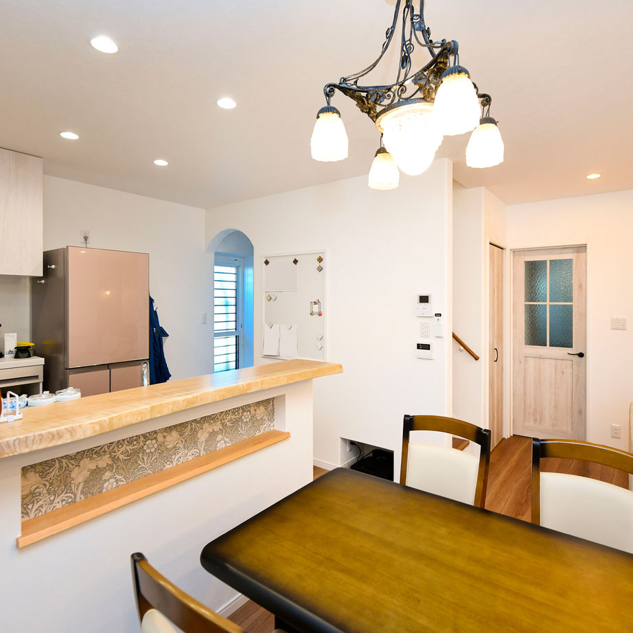 天然木の家　HODAKA 一級建築士事務所 洋風家具やアンティーク調インテリアに調和する天然木を使ったフレンチハウス。土地から紹介/30代の建築実例画像3