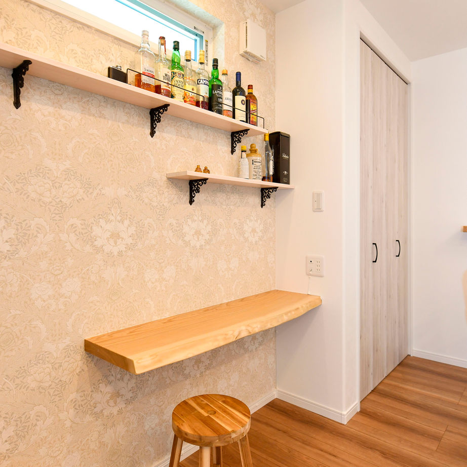 天然木の家　HODAKA 一級建築士事務所 洋風家具やアンティーク調インテリアに調和する天然木を使ったフレンチハウス。土地から紹介/30代の建築実例画像4