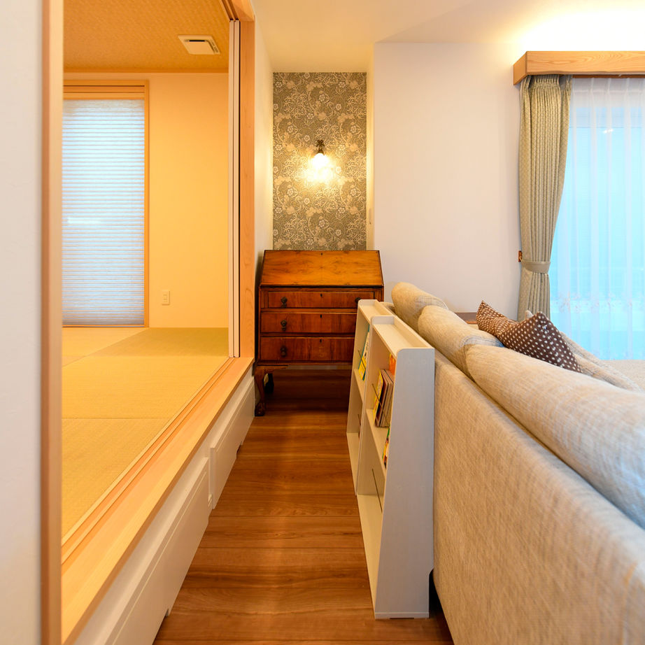 天然木の家　HODAKA 一級建築士事務所 洋風家具やアンティーク調インテリアに調和する天然木を使ったフレンチハウス。土地から紹介/30代の建築実例画像5