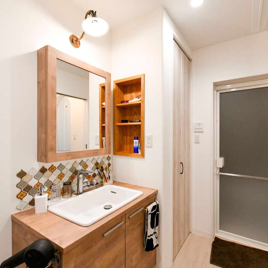 天然木の家　HODAKA 一級建築士事務所 洋風家具やアンティーク調インテリアに調和する天然木を使ったフレンチハウス。土地から紹介/30代の建築実例画像7