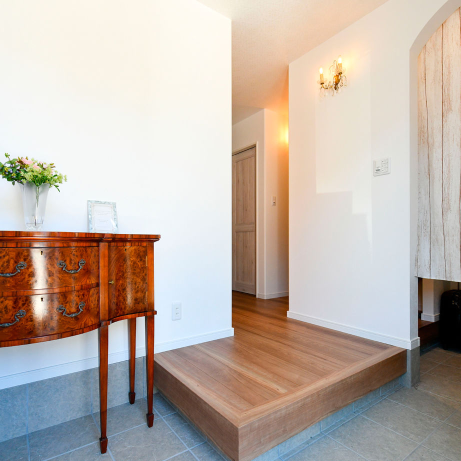 天然木の家　HODAKA 一級建築士事務所 洋風家具やアンティーク調インテリアに調和する天然木を使ったフレンチハウス。土地から紹介/30代の建築実例画像8