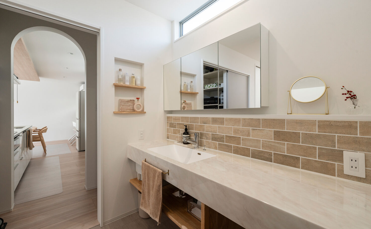 天然木の家　HODAKA 一級建築士事務所 【京都市/天然木/3000万円台】機能充実のキッチン、ランドリー室。家事ラク動線で子育ても安心・快適の建築実例画像5