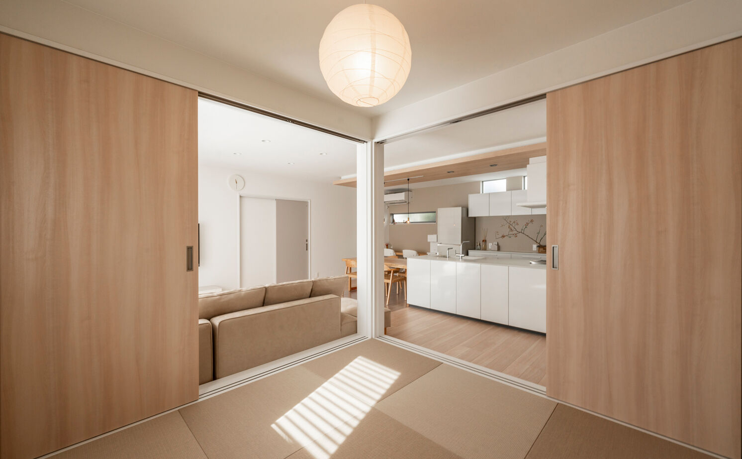 天然木の家　HODAKA 一級建築士事務所 【京都市/天然木/3000万円台】機能充実のキッチン、ランドリー室。家事ラク動線で子育ても安心・快適の建築実例画像6