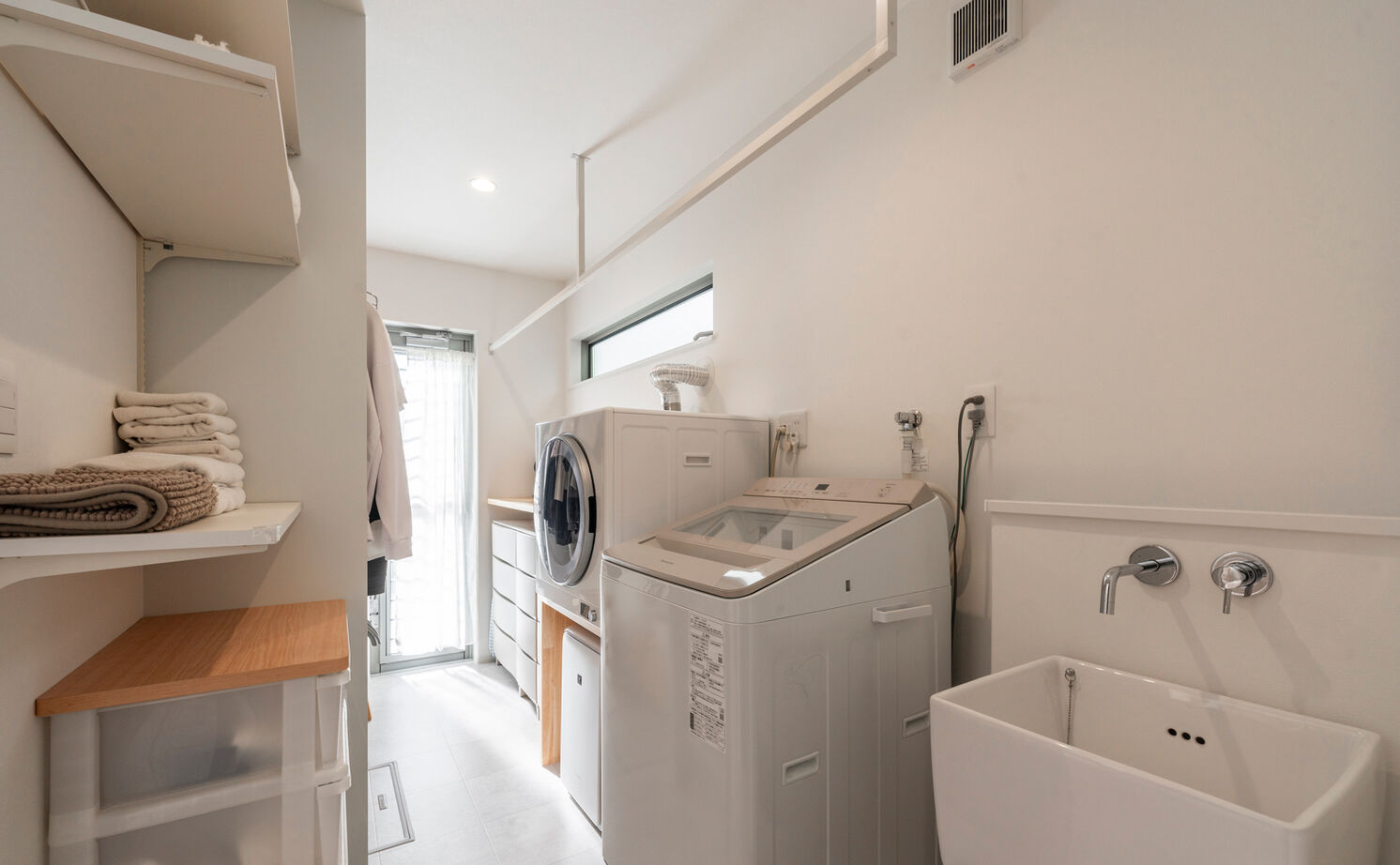 天然木の家　HODAKA 一級建築士事務所 【京都市/天然木/3000万円台】機能充実のキッチン、ランドリー室。家事ラク動線で子育ても安心・快適の建築実例画像11