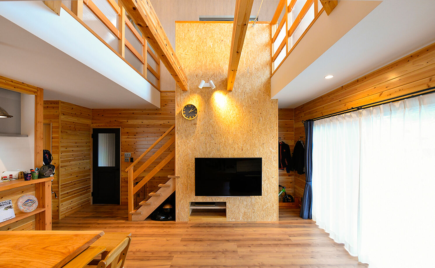 天然木の家　HODAKA 一級建築士事務所 【木の家/吹抜け/飾り柱/京都】好きなログハウスに学んだ木の香りのする家。施主と大工の熱意が結集した家の建築実例画像10