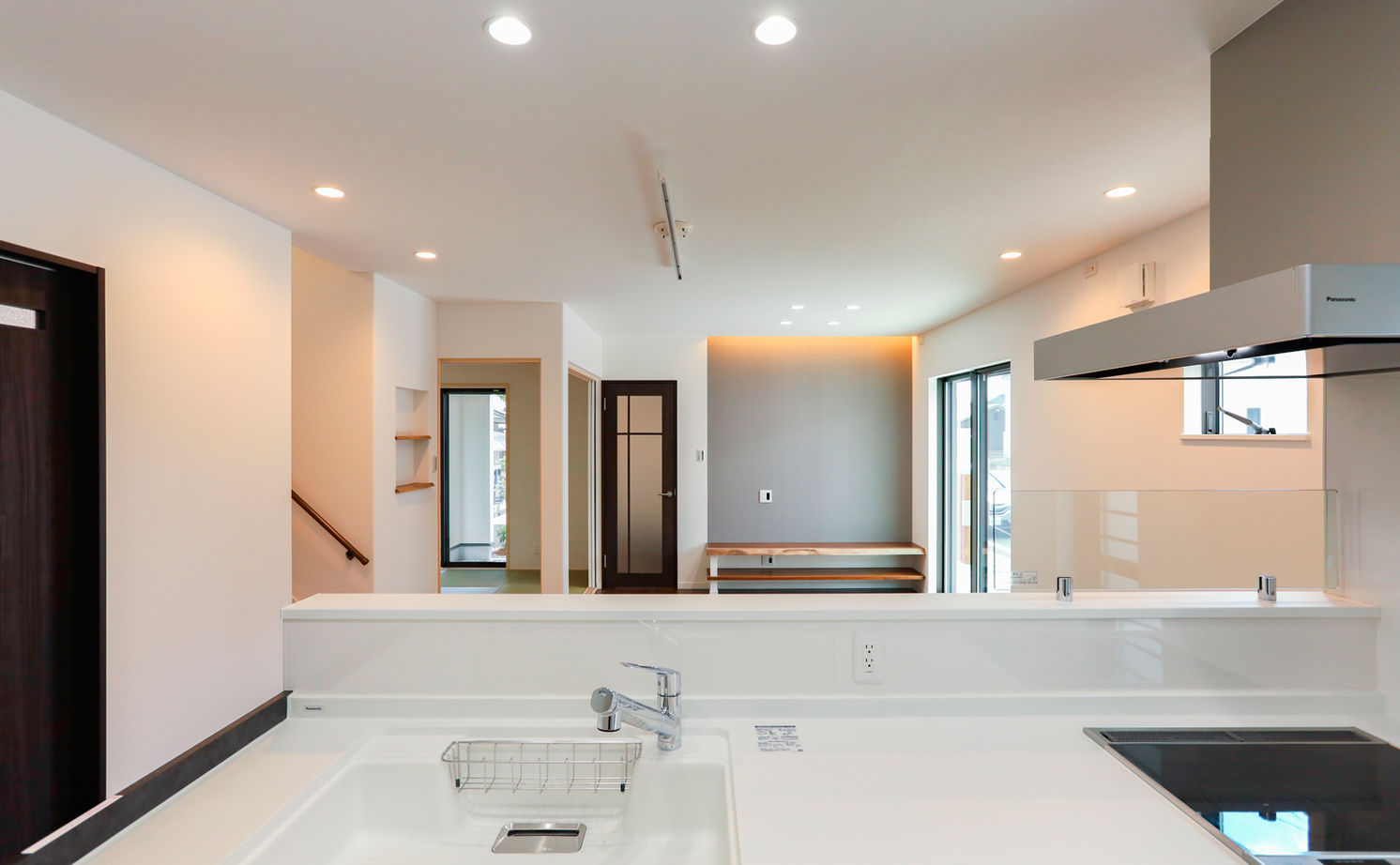 天然木の家　HODAKA 一級建築士事務所 【リビング階段/造作家具/収納充実/滋賀県】スーモカウンターに紹介され、丁寧な説明の担当営業と意気投合の建築実例画像6