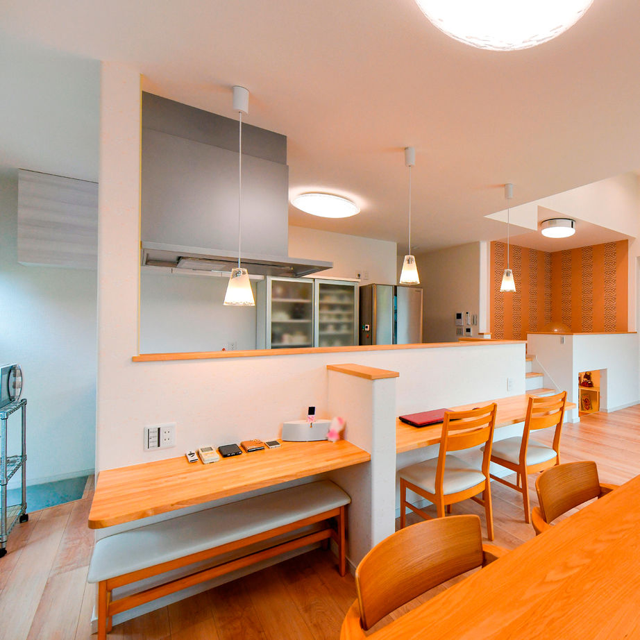 天然木の家　HODAKA 一級建築士事務所 【滋賀/平屋/間取り/家事動線/建替え】目が届く遊び場になればと、変化に富むスキップフロアを採用した平屋の建築実例画像4