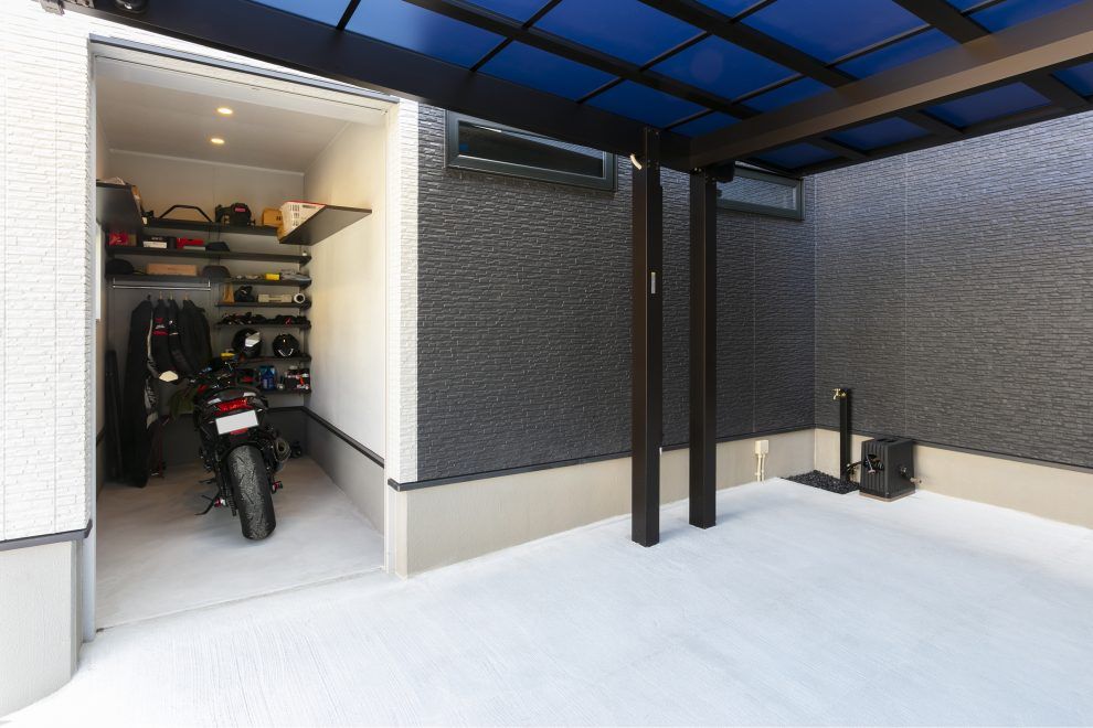 NEOデザインホーム 【バイクガレージ/収納充実】シンプルな中に個性が光る、バイクガレージのある家の建築実例画像2