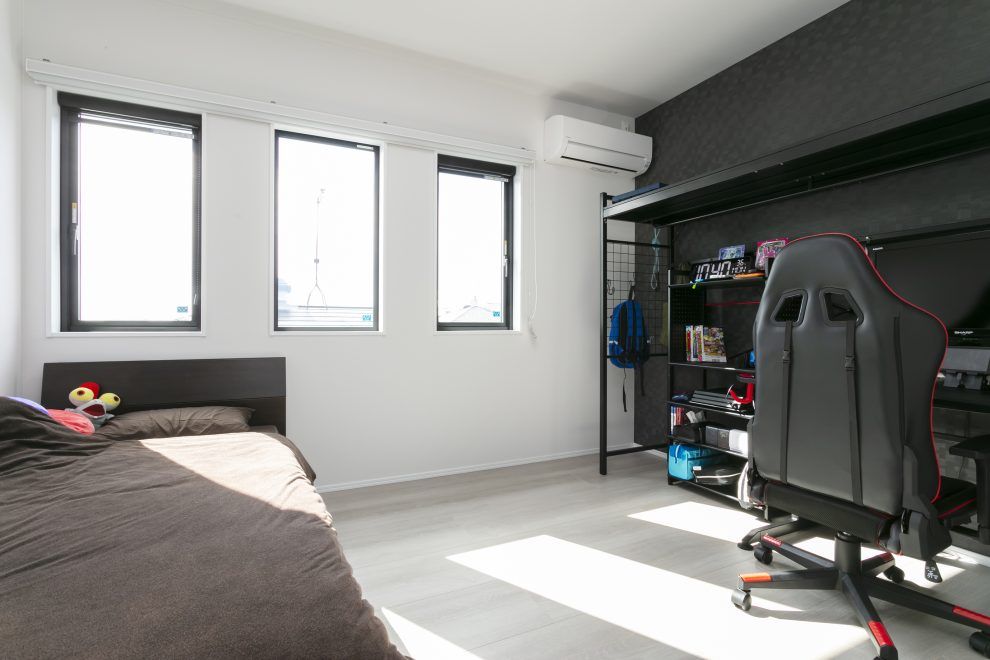 NEOデザインホーム 【バイクガレージ/収納充実】シンプルな中に個性が光る、バイクガレージのある家の建築実例画像7