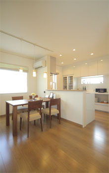 岡本住建 【2000万円台/40坪/耐震住宅工法テクノストラクチャー】太陽光で家計にやさしく採光、通風、収納たっぷりの建築実例画像3