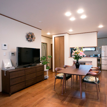 岡本住建 【2000万円/平屋/バリアフリー/30坪台/2LDK/間取り図】高性能でミニマルな平屋。安心が同居した終の棲家の建築実例画像4