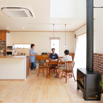 岡本住建 【2000万円台/50坪台/間取り図】無垢材、タイル、薪ストーブ…自然素材を生かし、耐震面でも安心な家の建築実例画像2