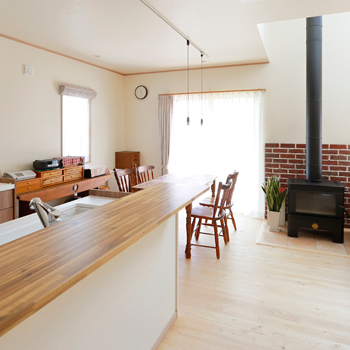 岡本住建 【2000万円台/50坪台/間取り図】無垢材、タイル、薪ストーブ…自然素材を生かし、耐震面でも安心な家の建築実例画像4