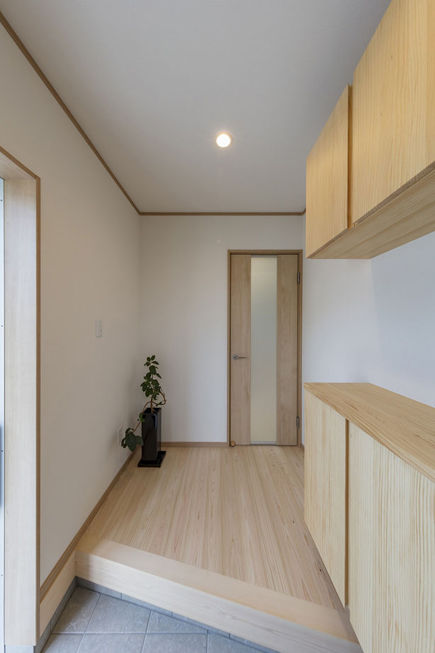 岡本住建 【4LDK/自然素材】ヒノキの香りが漂う、広々20.5帖のLDKと吹き抜けで開放的な住まいの建築実例画像2