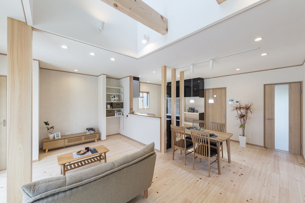 岡本住建 【4LDK/自然素材】ヒノキの香りが漂う、広々20.5帖のLDKと吹き抜けで開放的な住まいの建築実例画像3