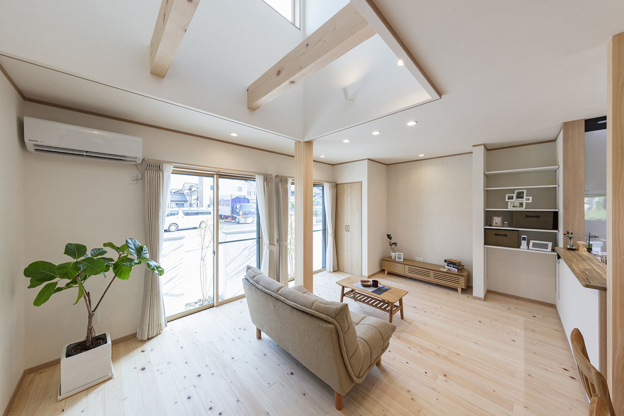 岡本住建 【4LDK/自然素材】ヒノキの香りが漂う、広々20.5帖のLDKと吹き抜けで開放的な住まいの建築実例画像4