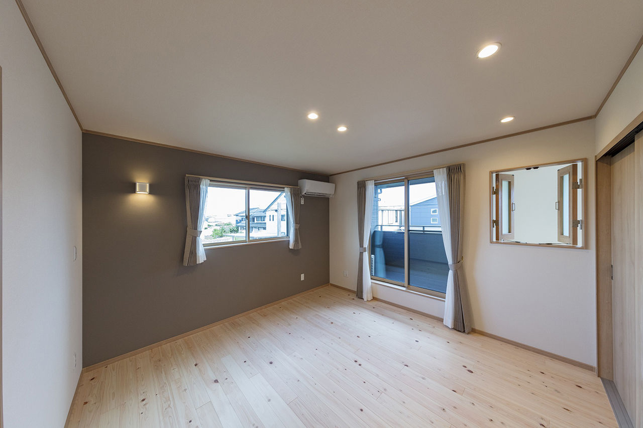 岡本住建 【4LDK/自然素材】ヒノキの香りが漂う、広々20.5帖のLDKと吹き抜けで開放的な住まいの建築実例画像5