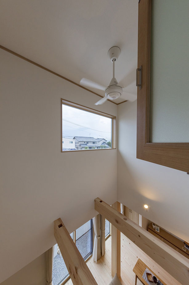 岡本住建 【4LDK/自然素材】ヒノキの香りが漂う、広々20.5帖のLDKと吹き抜けで開放的な住まいの建築実例画像6