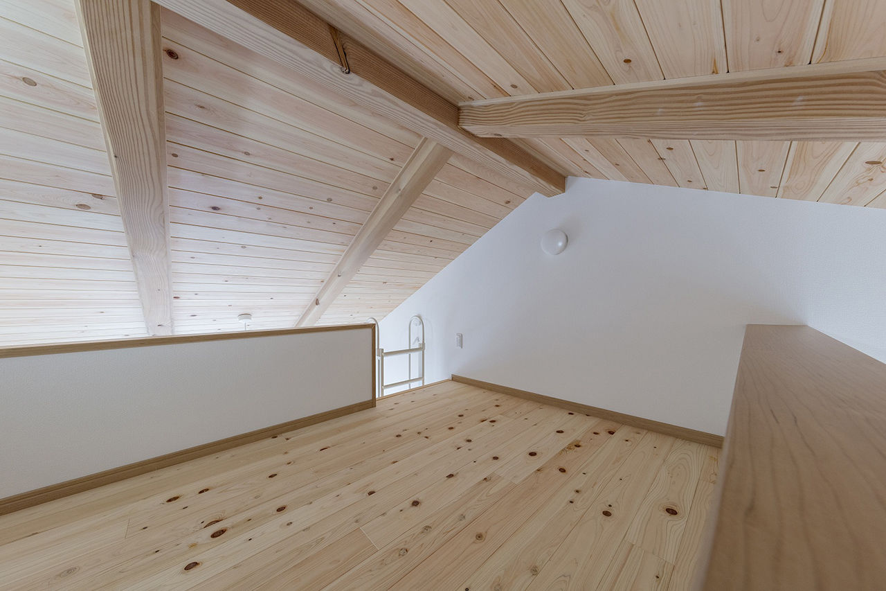 岡本住建 【4LDK/自然素材】ヒノキの香りが漂う、広々20.5帖のLDKと吹き抜けで開放的な住まいの建築実例画像8