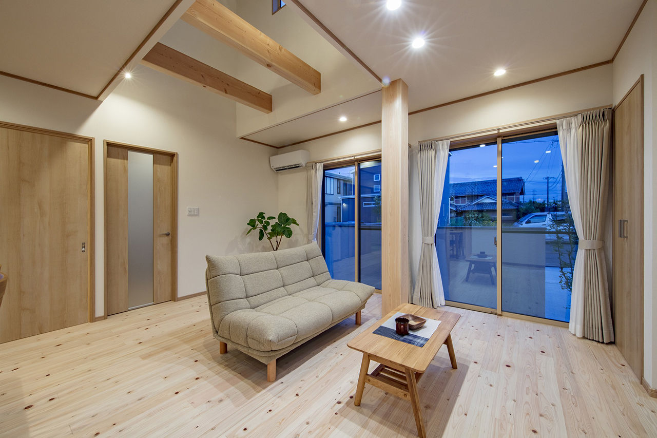 岡本住建 【4LDK/自然素材】ヒノキの香りが漂う、広々20.5帖のLDKと吹き抜けで開放的な住まいの建築実例画像9