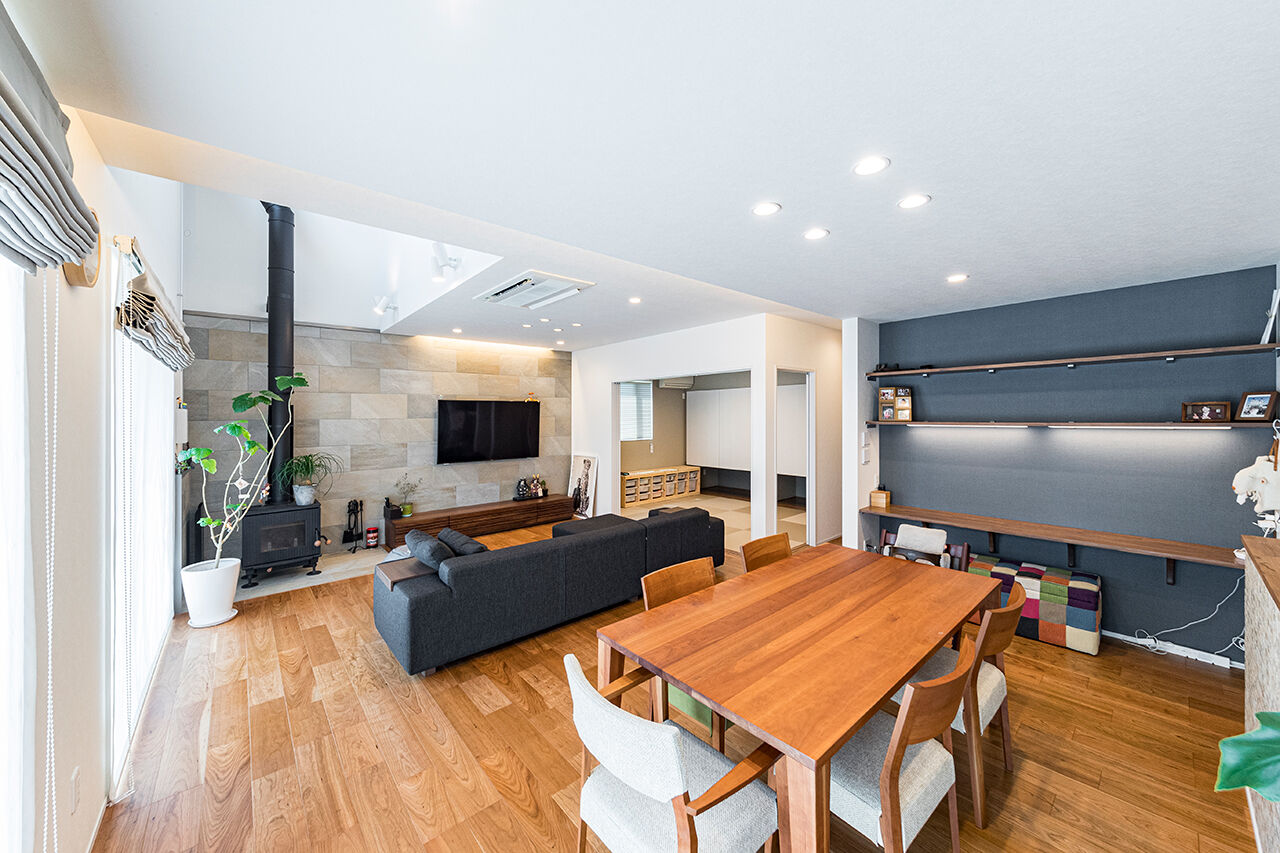 岡本住建 【3000万円台/ビルトインガレージ/薪ストーブ】テクノストラクチャー工法で叶えた26.9帖の大空間LDKの家の建築実例画像2