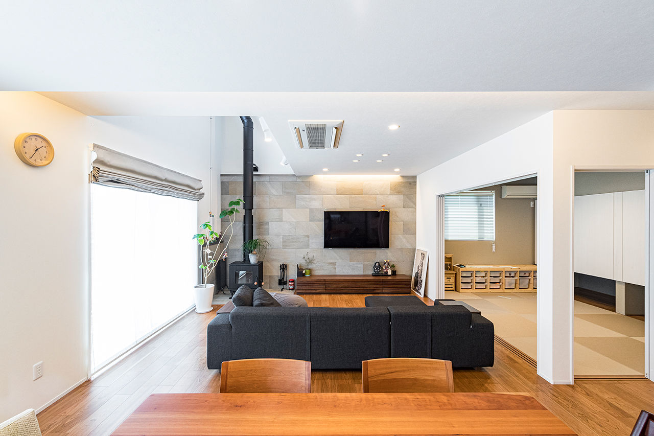 岡本住建 【3000万円台/ビルトインガレージ/薪ストーブ】テクノストラクチャー工法で叶えた26.9帖の大空間LDKの家の建築実例画像4