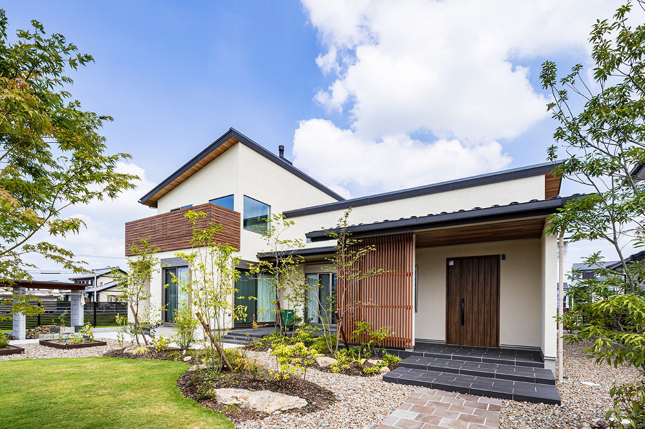 岡本住建 【4000万円～/50坪台/理想の間取り】広々LDKも心地よく、無垢材と漆喰にこだわった健やかな暮らしが叶う家の建築実例画像2