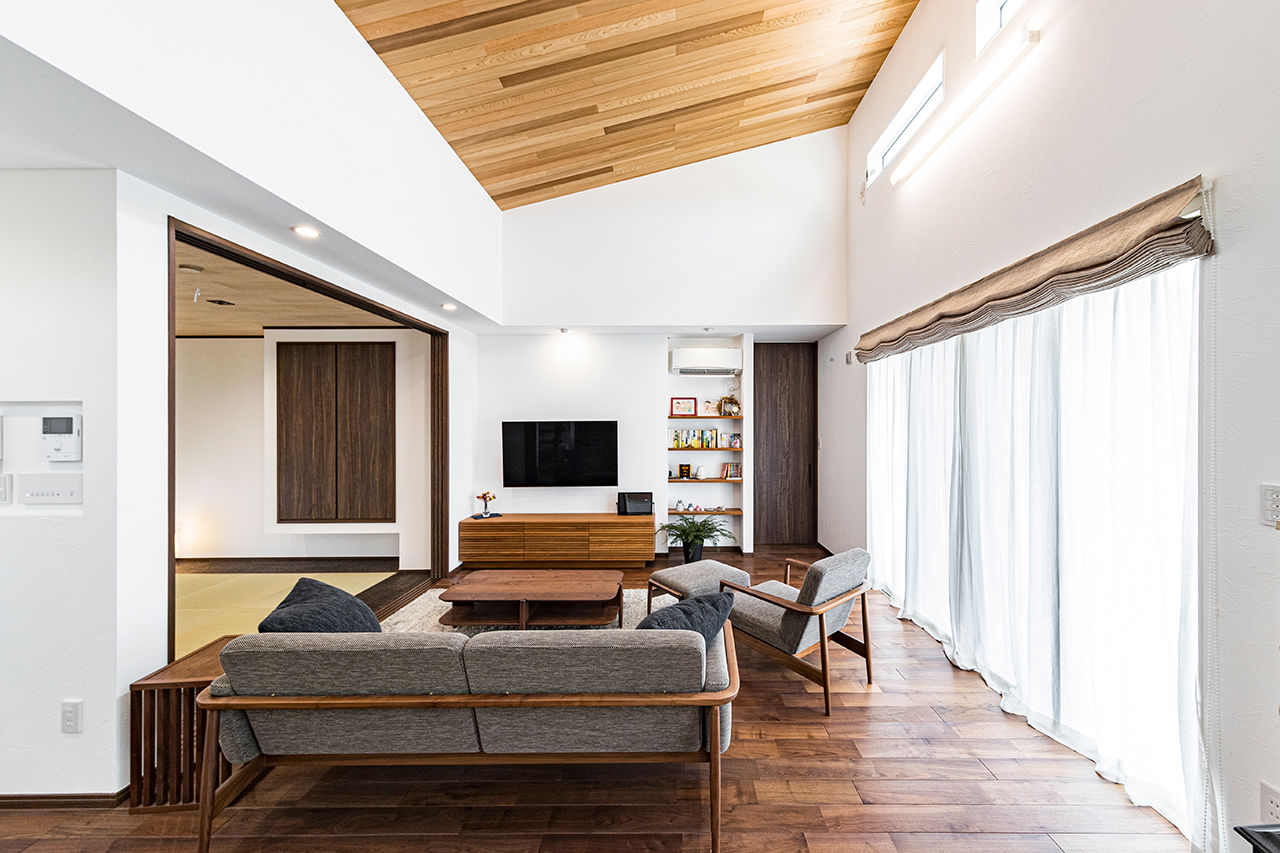 岡本住建 【4000万円～/50坪台/理想の間取り】広々LDKも心地よく、無垢材と漆喰にこだわった健やかな暮らしが叶う家の建築実例画像3