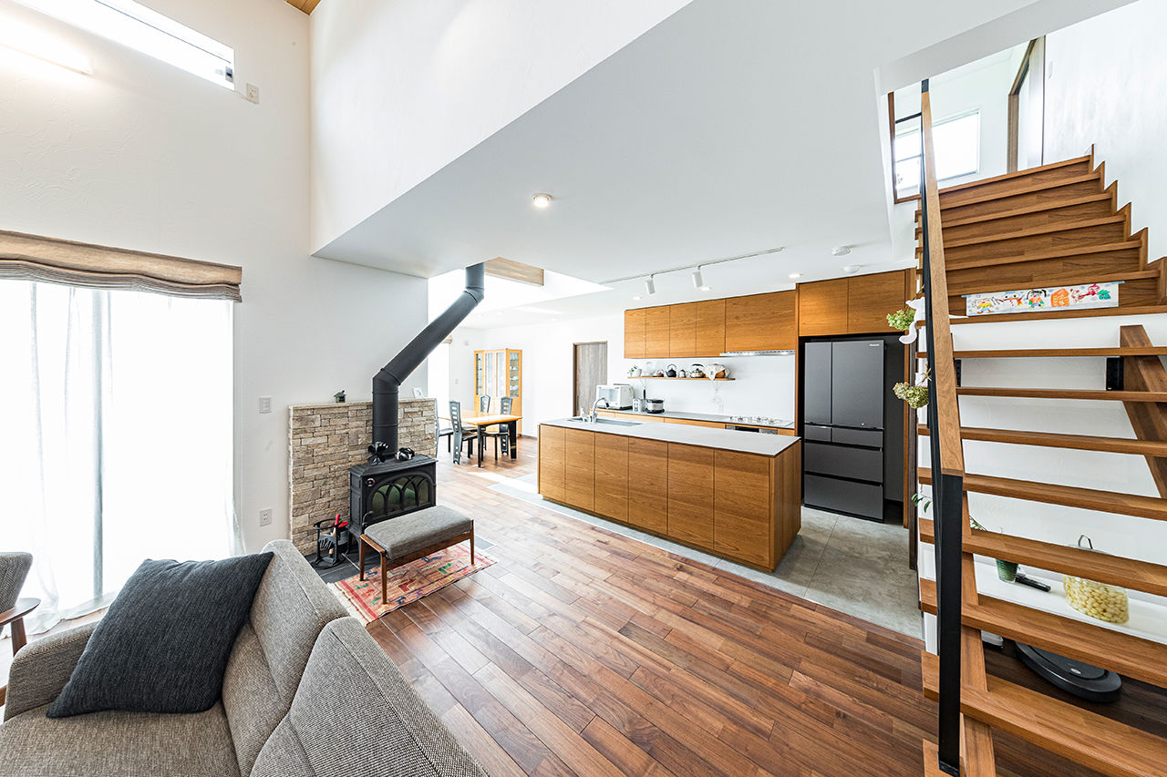 岡本住建 【4000万円～/50坪台/理想の間取り】広々LDKも心地よく、無垢材と漆喰にこだわった健やかな暮らしが叶う家の建築実例画像4