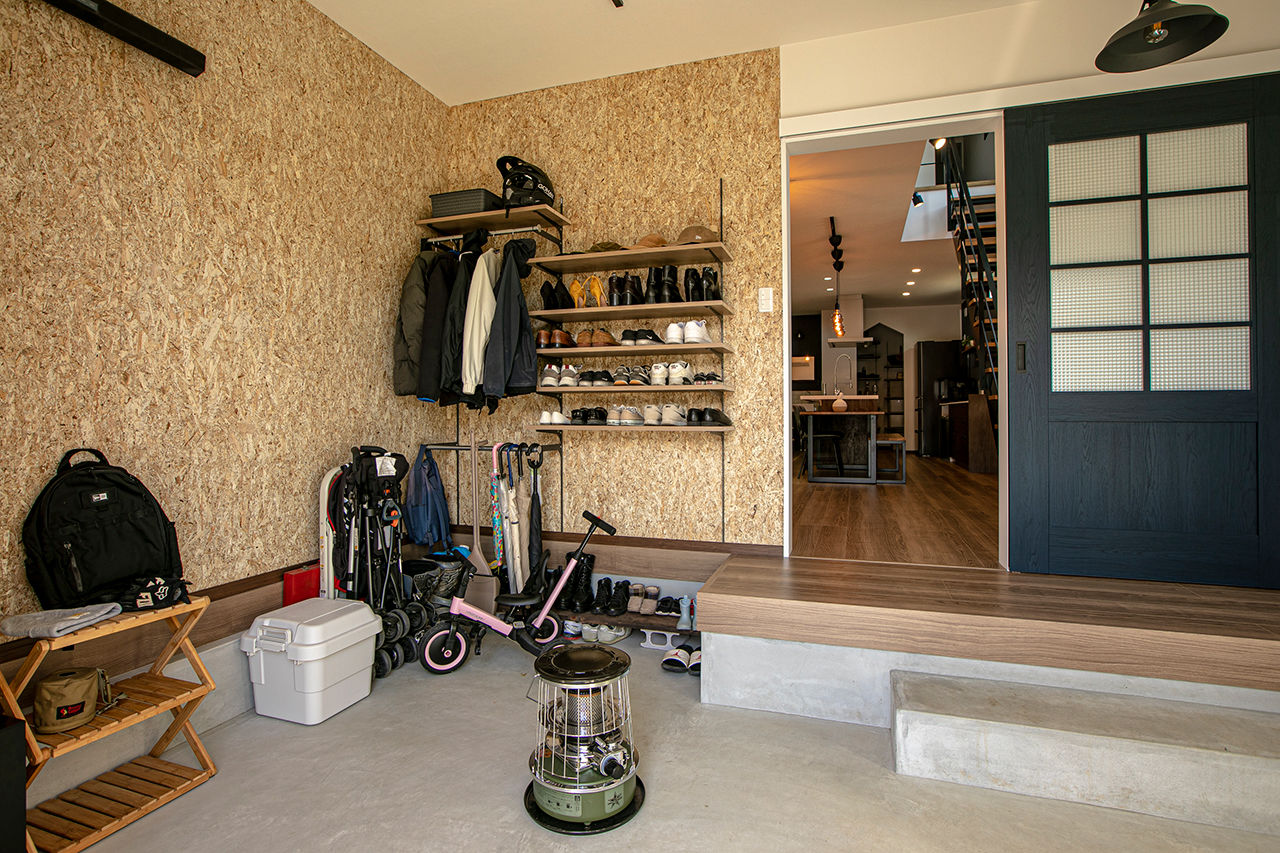 岡本住建 【価格1000万円台/2LDK/29坪台/間取り図】ガレージのように使える土間玄関。アイアン階段が映える男前な家の建築実例画像2