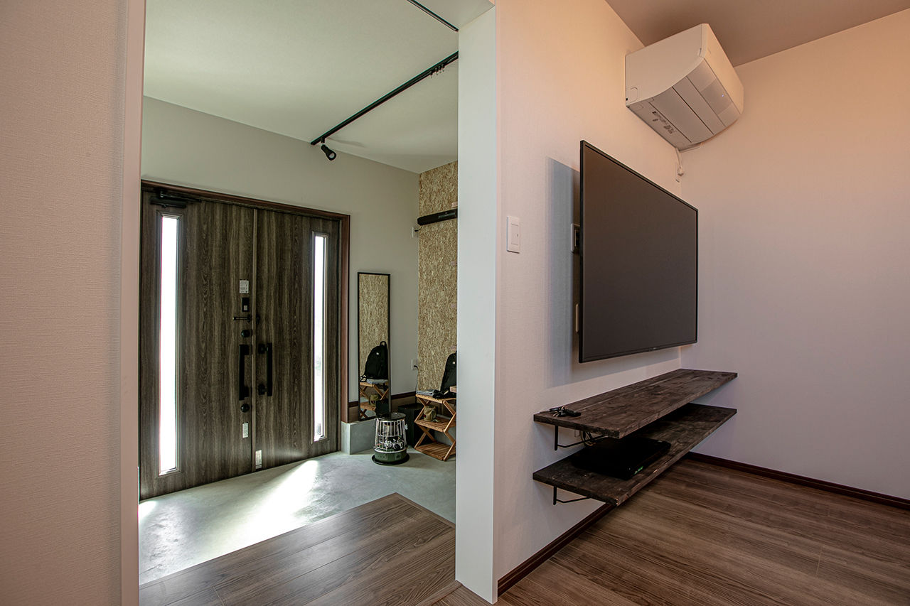 岡本住建 【価格1000万円台/2LDK/29坪台/間取り図】ガレージのように使える土間玄関。アイアン階段が映える男前な家の建築実例画像3