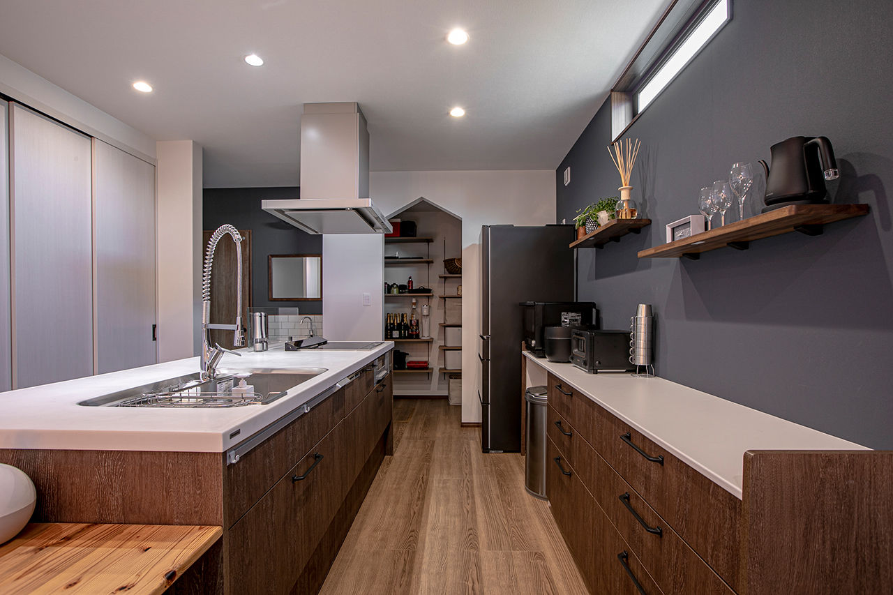 岡本住建 【価格1000万円台/2LDK/29坪台/間取り図】ガレージのように使える土間玄関。アイアン階段が映える男前な家の建築実例画像4