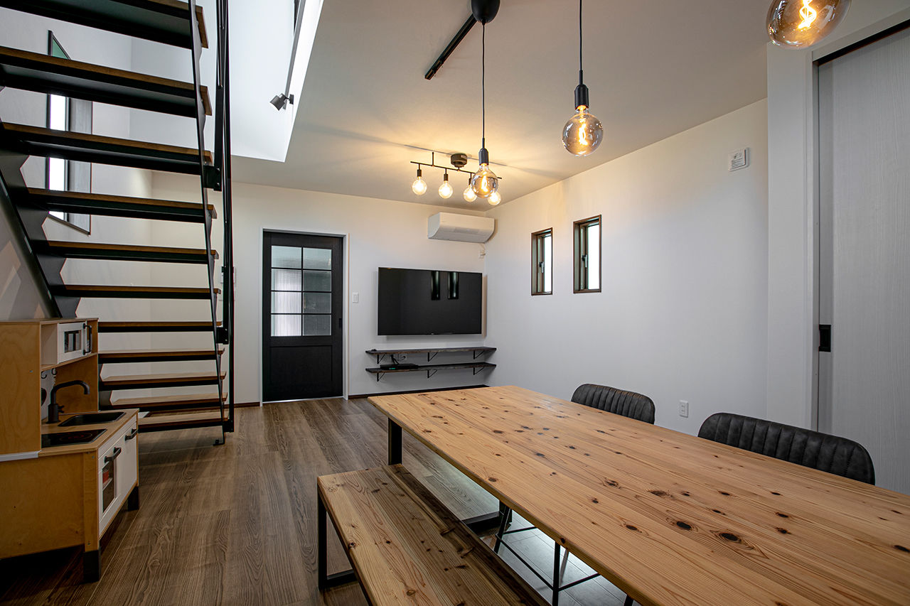 岡本住建 【価格1000万円台/2LDK/29坪台/間取り図】ガレージのように使える土間玄関。アイアン階段が映える男前な家の建築実例画像5