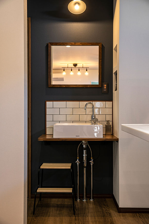 岡本住建 【価格1000万円台/2LDK/29坪台/間取り図】ガレージのように使える土間玄関。アイアン階段が映える男前な家の建築実例画像6