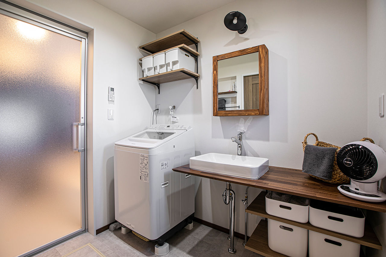 岡本住建 【価格1000万円台/2LDK/29坪台/間取り図】ガレージのように使える土間玄関。アイアン階段が映える男前な家の建築実例画像7