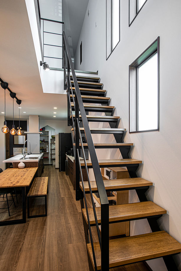 岡本住建 【価格1000万円台/2LDK/29坪台/間取り図】ガレージのように使える土間玄関。アイアン階段が映える男前な家の建築実例画像8