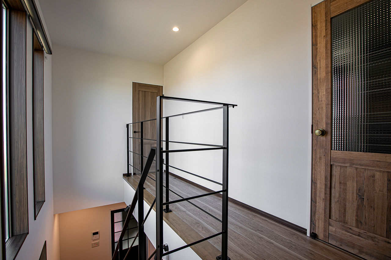 岡本住建 【価格1000万円台/2LDK/29坪台/間取り図】ガレージのように使える土間玄関。アイアン階段が映える男前な家の建築実例画像9