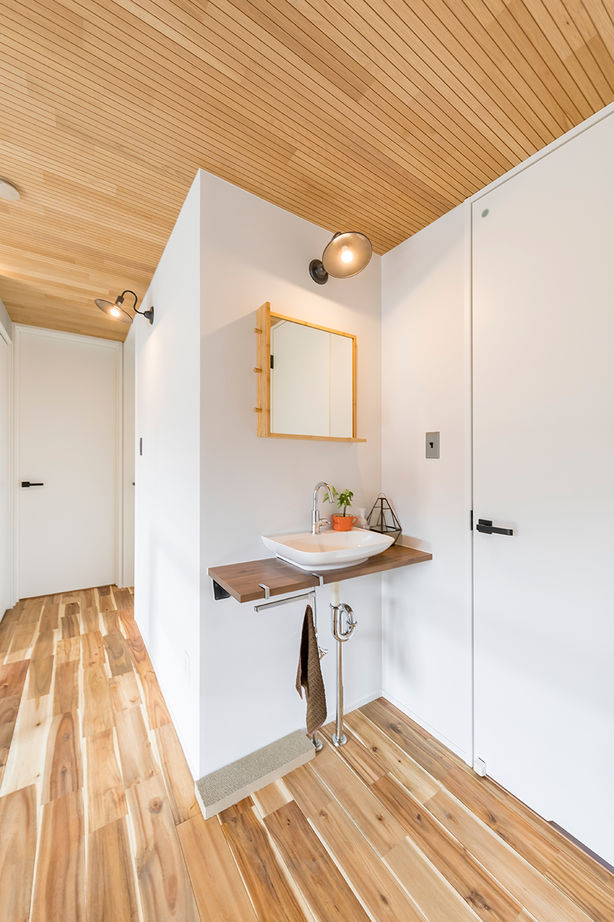 岡本住建 【2000万円台/3LDK/約40坪/吹き抜け】観葉植物が映える、自然素材たっぷりなヴィンテージスタイルの家の建築実例画像9