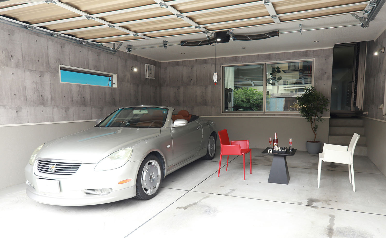 アサヒグローバルホーム 【2000万円台/間取り/ホテルライク】リビングから愛車を眺める、非日常を愉しむガレージハウスの建築実例画像1