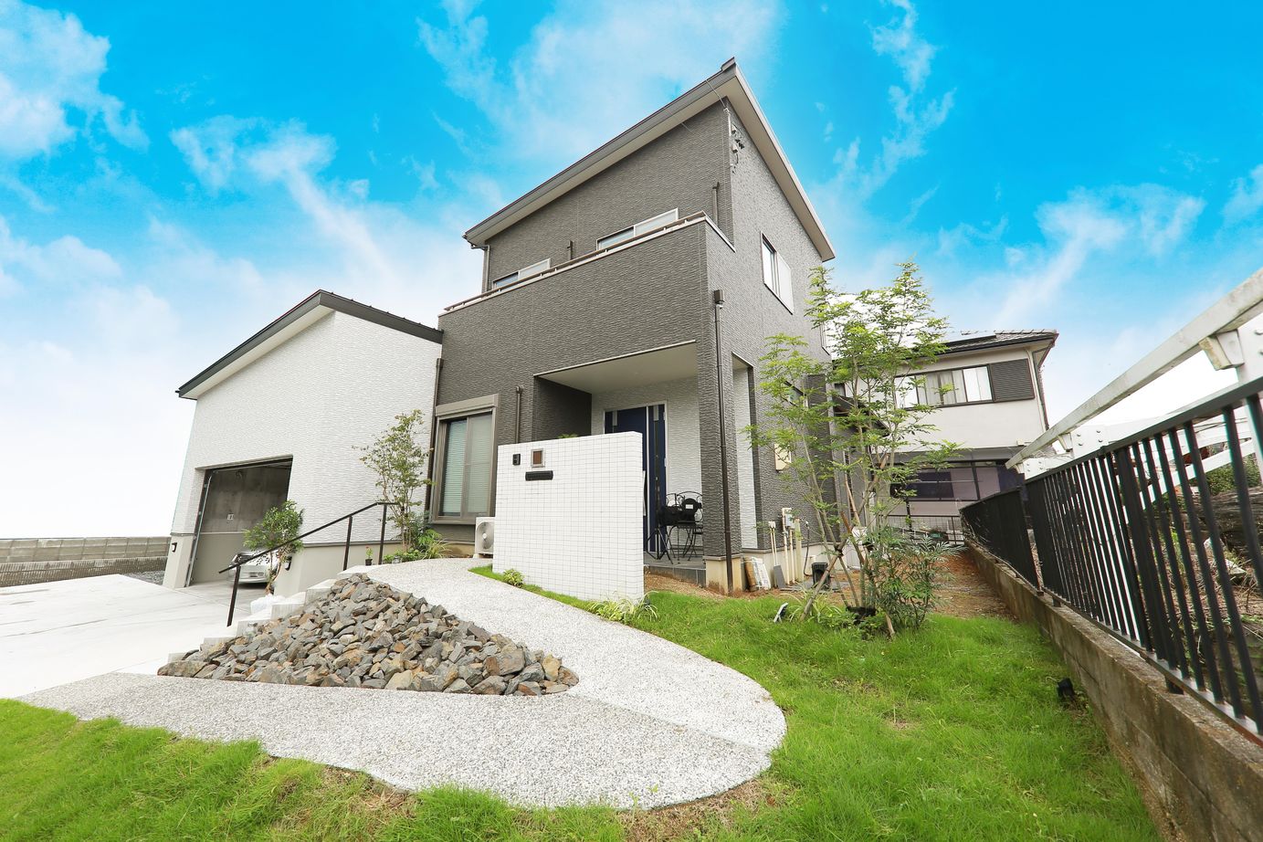 アサヒグローバルホーム 【2000万円台/間取り/ホテルライク】リビングから愛車を眺める、非日常を愉しむガレージハウスの建築実例画像2