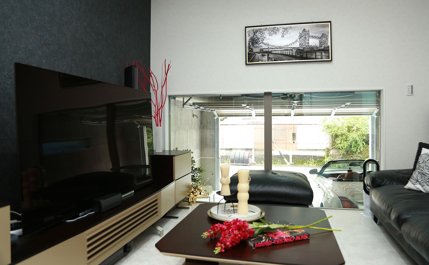 アサヒグローバルホーム 【2000万円台/間取り/ホテルライク】リビングから愛車を眺める、非日常を愉しむガレージハウスの建築実例画像4