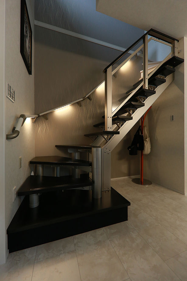 アサヒグローバルホーム 【2000万円台/間取り/ホテルライク】リビングから愛車を眺める、非日常を愉しむガレージハウスの建築実例画像5